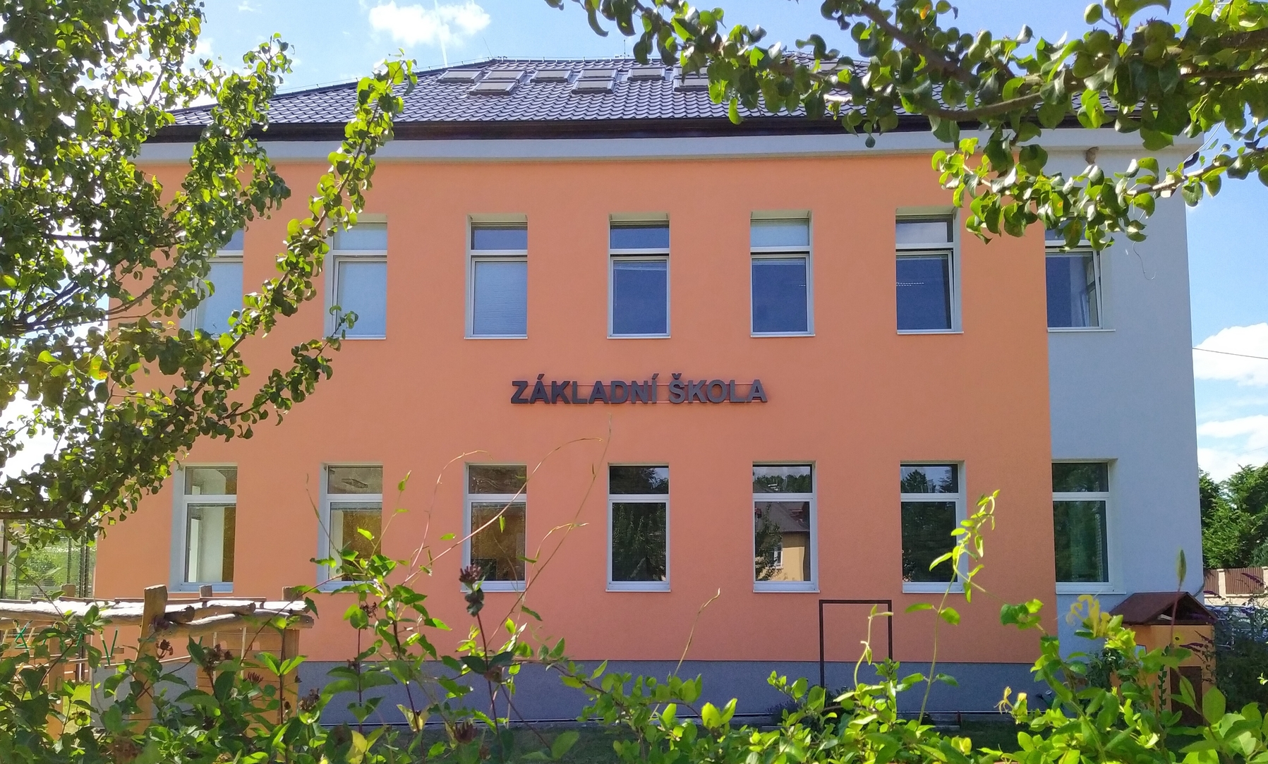 Velká fotografie budovy Základní školy Drmoul